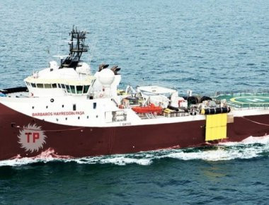 Γαμπρός Ερντογάν: Αιφνιδιαστική επίσκεψη στα κατεχόμενα με το «Μπαρμπαρός»